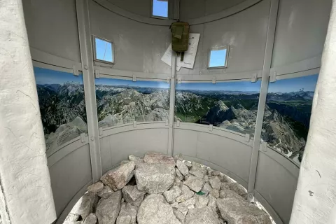Notranjost Aljaževega stolpa. Jakob Aljaž si je naslikani panoramski pogled zamislil pod zgornjimi okni, da bi pohodnikom pomagal pri orientaciji. / Foto: Martin Kavčič, ZVKDS