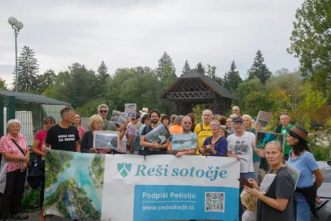 Pohodniki so se odpravili do vhoda na zemljišče, na katerem si investitor že več kot dvajset let prizadeva urediti rekreacijsko-turistični center. / Foto: Matic Zorman