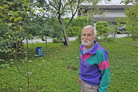 Cene Griljc na vrtu, kjer preživi večino svojega časa, saj mu dela ne zmanjka. / Foto: Špela Šimenc
