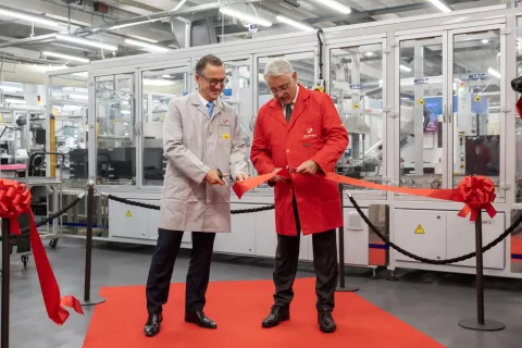 Iskraemeco praznuje 80 let s strateško investicijo v novo proizvodno linijo, prerez traku - Matjaž Han in Thomas Petuaud-Letang / Foto: Primož Pičulin