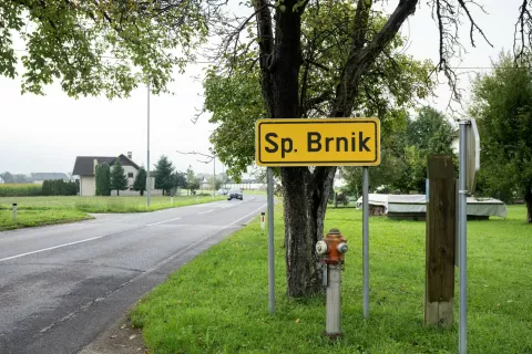 Krajevna tabla Spodnji Brnik / Foto: Primož Pičulin
