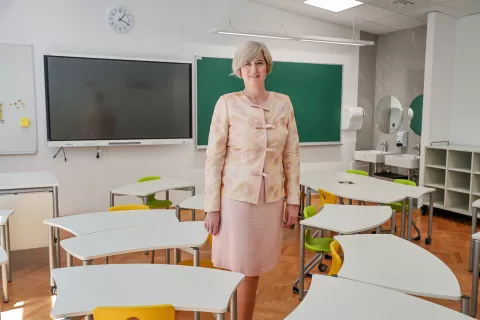 osnovna šola Jakoba Aljaža v nekdanji trgovski šoli učiteljice učitelj prva triada dobrodošli prvošolčki šolsko leto na fotografiji Helena Mazi Golob ravnateljica / Foto: Tina Dokl