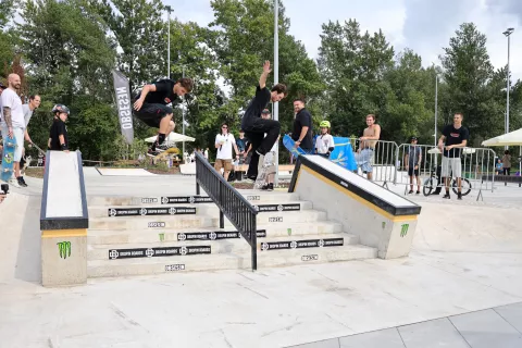 Kot se za odprtje rolkarskega parka spodobi, je po prerezu traku sledil skok čez stopnice. / Foto: Tina Dokl