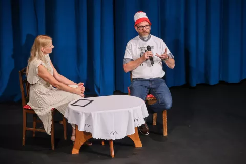 Voditeljica Nataša Mrak v pogovoru z župnikom Davidom Jensterlom / Foto: Tina Dokl