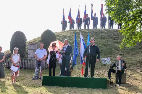 Zbrane je kot slavnostni govornik nagovoril župan Občine Žirovnica in državni svetnik Leopold Pogačar. / Foto: Tina Dokl