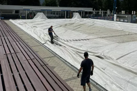 V soboto so nad radovljiški bazen spet postavili balon in začeli priprave na zimsko sezono. / Foto: Marjana Ahačič