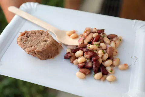 Praznik fižola na Beli vsako leto obiskovalcem v okušanje ponudi tudi zanimive tradicionalne jedi s fižolom. / Foto: Tina Dokl