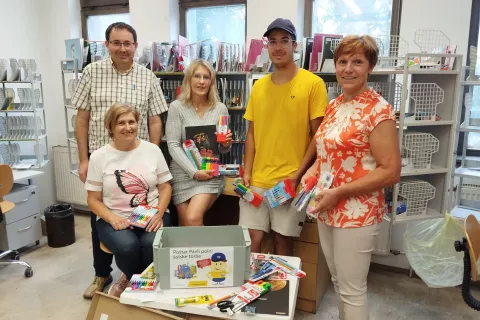 Generalna sekretarka Zveze prijateljev mladine Slovenije Breda Krašna in direktor Marketinga in Divizije Paketi pri Pošti Slovenije Matej Raspet ob predaji šolskih potrebščin / Foto: Pošta Slovenije