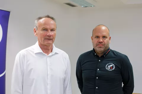 Ivan Vajdl (levo) Jaka Keše (desno) na novinarski konferenci pred začetkom lige NLB. Ljubljana, 2. 9. 2025 / Foto: Matic Zorman