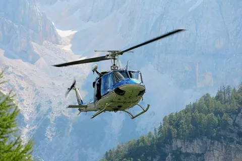 Helikopter pogosto re&scaron;uje življenja planincev in poleti na pomoč vselej, ko to dopu&scaron;čajo vremenske razmere. / Foto: Tina Dokl