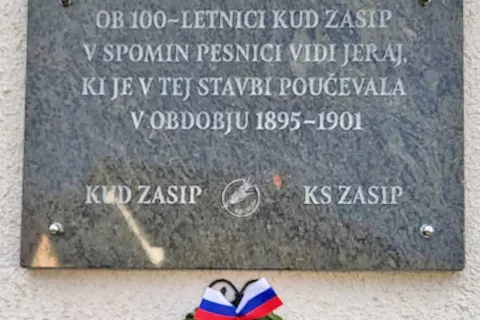 Spominska plošča pesnici in učiteljici Vidi Jeraj / Foto: Arhiv Avtorice