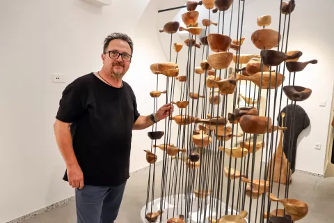odprtje razstava Svetloba lesa Rafael Košec Tekavec kipar Galerija Prečna Kamnik / Foto: Tina Dokl