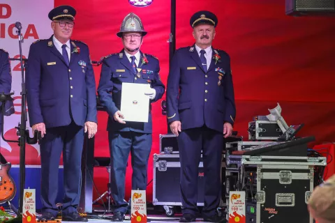 S podelitvijo priznanj so se poklonili zaslužnim članom. / Foto: Tina Dokl