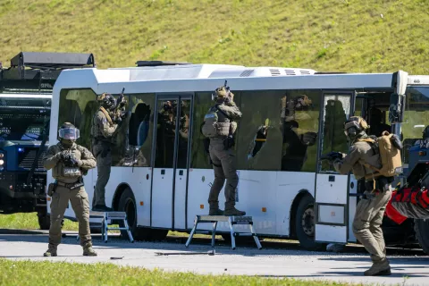 Vaja, na kateri so pokazali, kako v praksi poteka hitro in usklajeno delovanje služb, ko je ogroženo človeško življenje. / Foto: Nik Bertoncelj