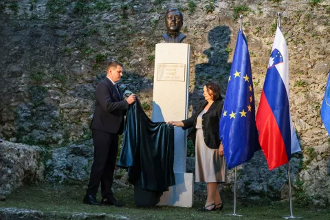 Tomšičev kip, ki ga je oblikovala Nina Koželj, sta odkrila kamniški župan Matej Slapar in Tomšičeva žena Marta Lavrič Tomšič. / Foto: Tina Dokl