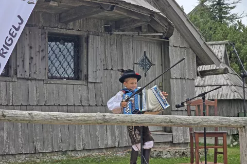 Organizatorje veseli, da je vedno več mladih tekmovalcev. Na fotografiji 7-letni Jakob Hribar iz Radomelj. / Foto: Špela Šimenc