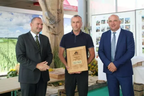 Priznanje za uspešno delo je prejel tudi Franc Pavlin (v sredini), zdaj že upokojeni specialist za živinorejo v Kmetijsko gozdarskem zavodu Kranj. Na sliki: skupaj s predsednikom zbornice dr. Jožetom Podgorškom (levo) in direktorjem Martinom Mavsarjem / Foto: Arhiv Kgzs