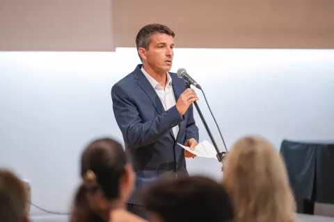 Novi ravnatelj Srednje šole Jesenice Tomaž Bernard v pozdravnem nagovoru dijakom prvih letnikov / Foto: Nik Bertoncelj