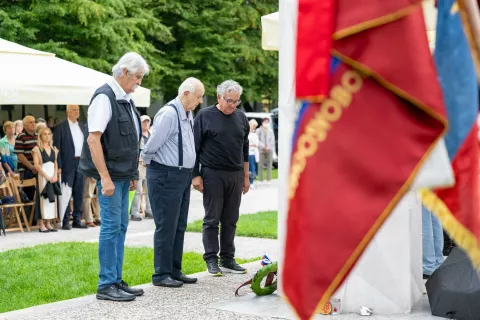 Izidor Podgornik, Andrej Bolčina in Jakob Demšar so se z vencem poklonili spominu na padle borce. / Foto: Nik Bertoncelj