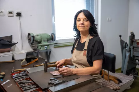 portret Aja BohinjcAB Gravirka graviranje In oblikovanje Nakita / Foto: Nik Bertoncelj