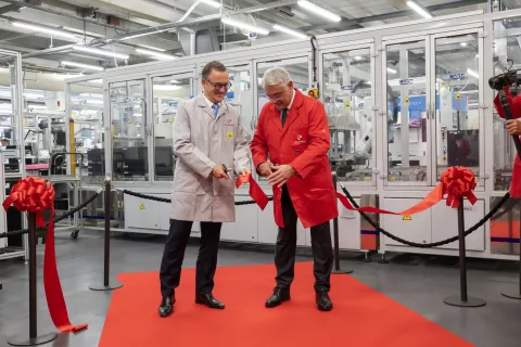 Iskraemeco praznuje 80 let s strateško investicijo v novo proizvodno linijo, prerez traku - Matjaž Han in Thomas Petuaud-Letang / Foto: Primož Pičulin