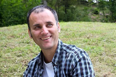 Janez Ramoveš je eden redkih uveljavljenih slovenskih pesnikov, ki piše v narečju. / Foto: 