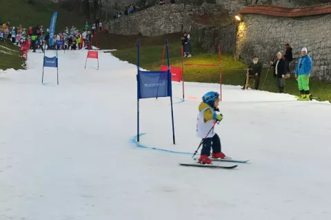 Najmlajši bodo danes na grajskem hribu znova tekmovali v slalomu, tokrat peš. / Foto: Vilma Stanovnik