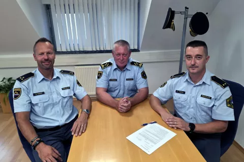 Dosedanji načelnik PP Škofja Loka Sašo Eniko, Uroš Povalej, direktor PU Kanj in novi načelnik PU Škofja Loka Klemen Trček, mag. prav. / Foto: Arhiv Pu Kranj