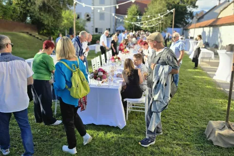 Kranjsko dolgo mizo so letos izpeljali četrtič. / Foto: Alenka Brun