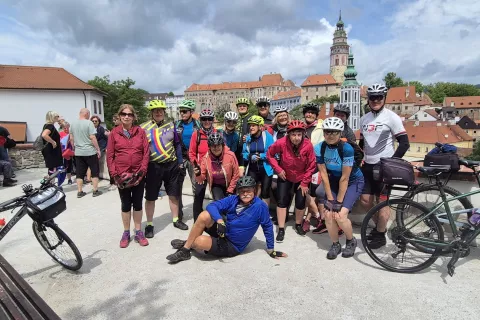 Naši kolesarji v mestu Češky Krumlou. V ozadju čudoviti Krumlovski grad. / Foto: Grega Flajnik