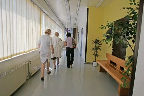 Zdravniška zbornica Slovenije opozarja, da zdravniki ne obljubljajo čudežne ozdravitve z določenimi preparati ali prehranskimi dodatki. / Foto: arhiv Gorenjski glas