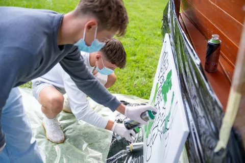 Pod vodstvom grafitarja Fedja Šičarova so se učili pravilno uporabljati sprej ter risali in sprejali skice, izvedeli pa so tudi, kakšna je razlika med umetnostjo in vandalizmom. / Foto: Nik Bertoncelj