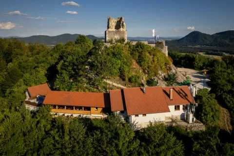 Na Starem gradu nad Smlednikom bo pestro srednjeveško dogajanje. / Foto: Peter Košenina
