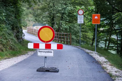 Kolesarska povezava sicer ostaja zaprta na celotni 13-kilometrski trasi. / Foto: Tina Dokl