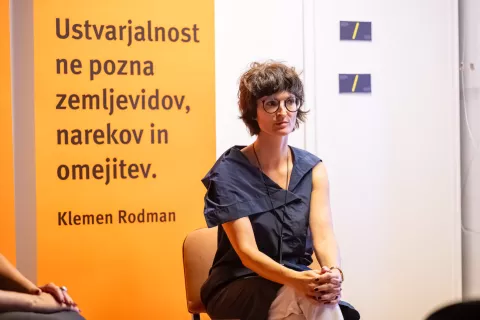 Hči Klemena Rodmana Petra je v Čopovi rojstni hiši v Žirovnici predstavila knjigo Klemen Rodman in obudila spomin na očeta. / Foto: Nik Bertoncelj