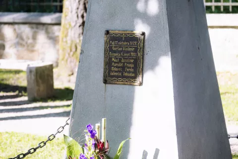 Spomenik bazoviškim žrtvam v Prešernovem gaju v Kranju je posvečen Ferdu Bidovcu, Franu Marušiču, Alojzu Valenčiču in Zvonimirju Milošu, leta 1930 usmrčenim v Bazovici, in Vladimirju Gortanu, eno leto prej umorjenemu v Pulju. / Foto: Primož Pičulin