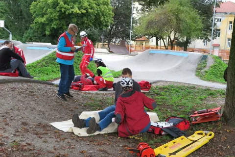 Na lokalnem grbinastem poligonu je prišlo do trka dveh kolesarjev in poškodb, ki jih je bilo treba oskrbeti. / Foto: Vilma Stanovnik
