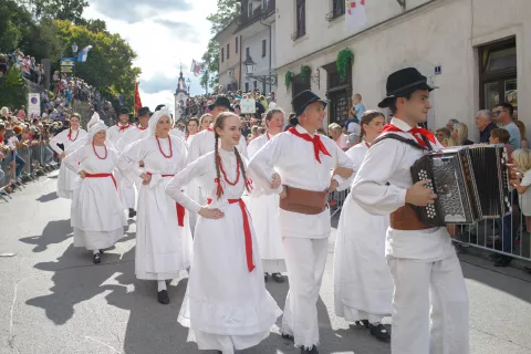 Povorka narodnih noš in predstavitev sodelujočih na 52. Dnevih narodnih noš in oblačilne dediščine. Kamnik, 14. 9. 2025 / Foto: Matic Zorman