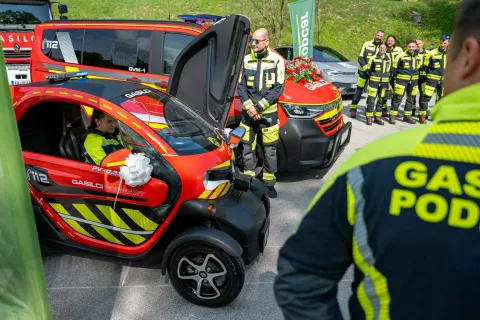 Podnartovski gasilci so bogatejši za nov gasilski kombi in električni twizy. / Foto: Nik Bertoncelj