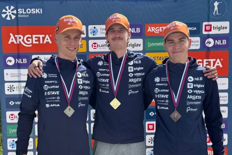 Toni Vidmar, Lovro Planko in Matic Bradeško so bili najboljši člani na tekmi s skupinskim startom poletnega biatlona na Pokljuki / Foto: Sloski