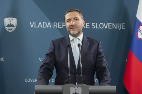 Minister za finance Klemen Boštjančič pričakuje, da bo socialni dialog o vladnih izhodiščih za obvezno božičnico stekel v prihodnjih dneh. / Foto: Bor Slana/STA