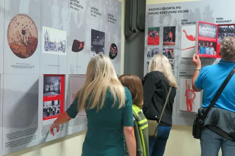 Delček bogate zgodovine škofjeloškega športa je od minulega petka prikazan na novi razstavi v preddverju Športne dvorane Poden. / Foto: Vilma Stanovnik