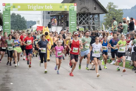 Na Triglav teku / Foto: Primož Pičulin