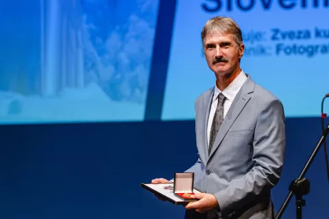 Predsednik Fotografskega društva Jesenice Marko Tancar je prevzel zlato medaljo Zveze kulturnih društev. / Foto: Nik Bertoncelj