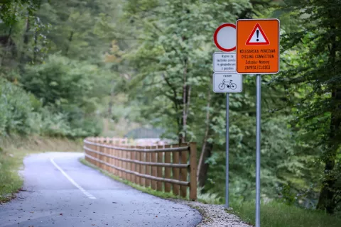 Izvajalec bo dela na 600-metrskem odseku v Soteski predvidoma zaključil v osmih mesecih. / Foto: Tina Dokl