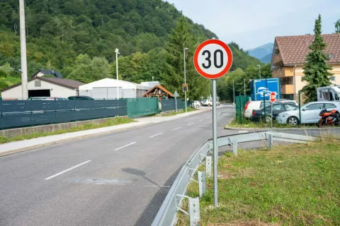 Namesto omejitve 30 km/h bo največja dovoljena hitrost na tem odseku 40 km/h. / Foto: Nik Bertoncelj