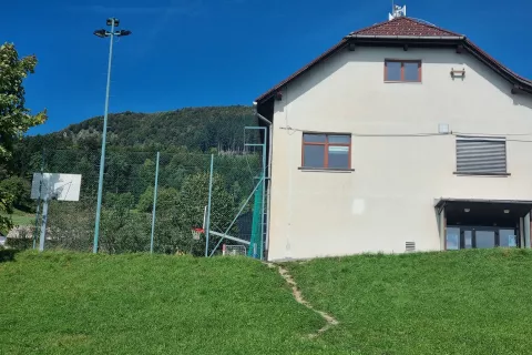 Novo podružnično šolo bodo gradili pod obstoječo šolsko stavbo. / Foto: Mateja Rant