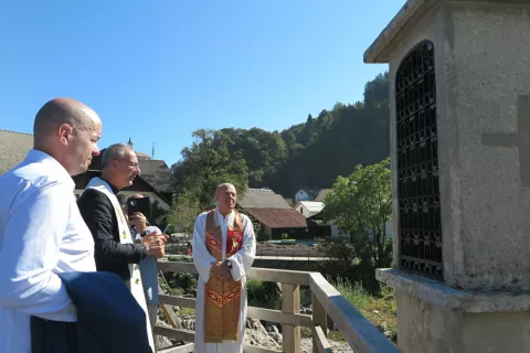 S petkovim blagoslovom vseh treh kapelic se je simbolično zaključila prenova Hudičeve brvi. / Foto: Vilma Stanovnik