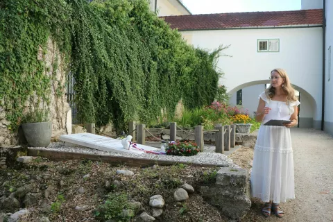 Posebej dragoceno je, da se ob Josipinini spominski sobi na gradu Turn zdaj ohranja tudi spomin na njeno mamo Jožefino, meni dddr. Mira Delavec Touhami. / Foto: Alenka Brun