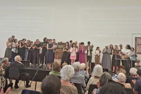 Vsi nastopajoči na nedeljski svečanosti so potomci v nemška taborišča izseljenih Slovencev. / Foto: Jože Košnjek